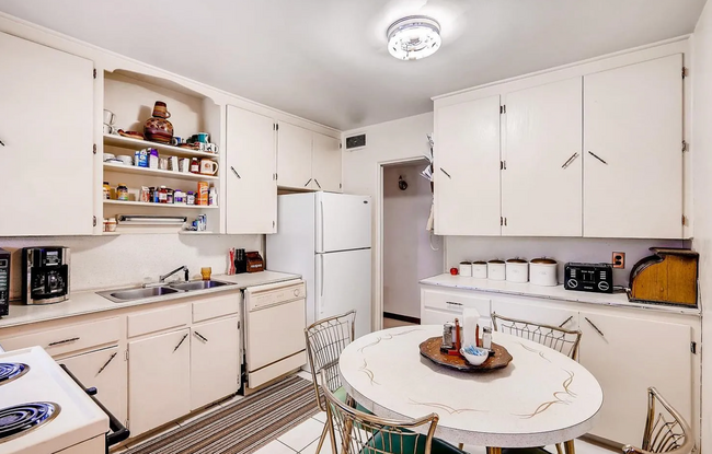 Building Photo - 3 bedroom / 2 bathroom house with large ba...