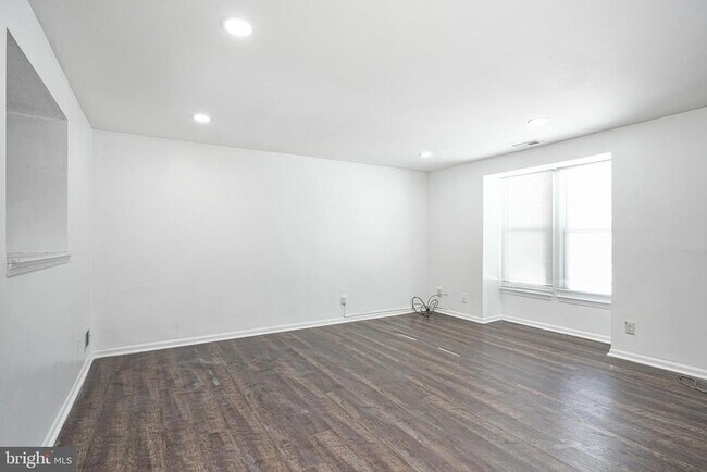 Building Photo - 69 Vanderbilt Ct