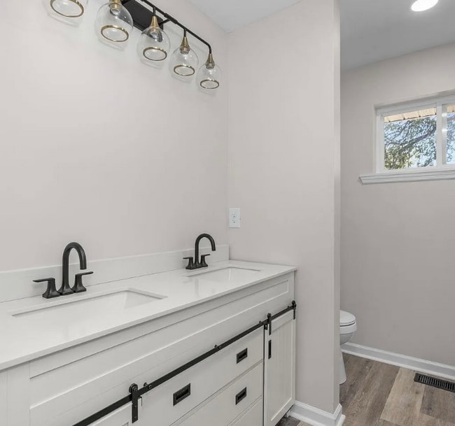 Building Photo - 960 Soaring Dr NE