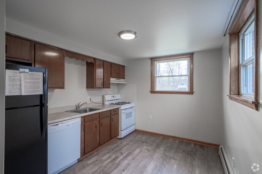 1BR, 1BA - 550SF - C 2 Kitchen - Strnad Drive Apartments