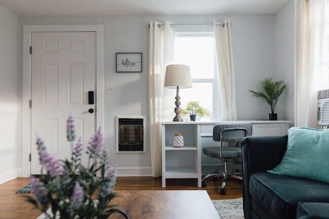 Building Photo - 905 Hill St