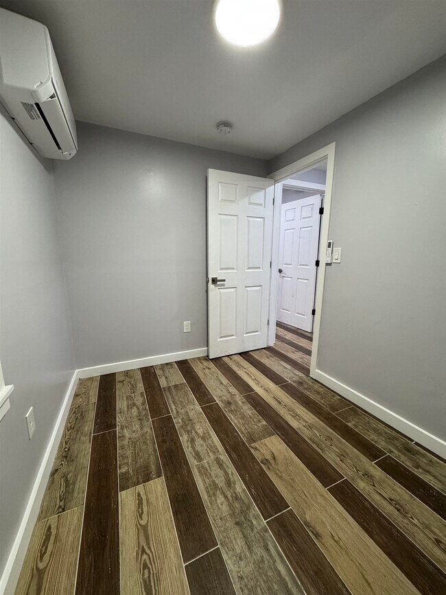 Building Photo - 102 Old Bergen Rd