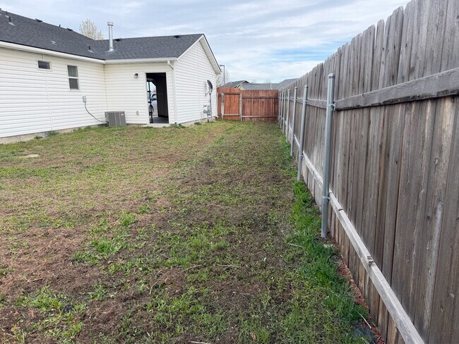 Building Photo - 108 NE Malad Ct