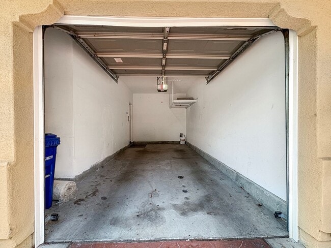 Building Photo - Stylish 2B/2BA Townhome in Torrey Highland...