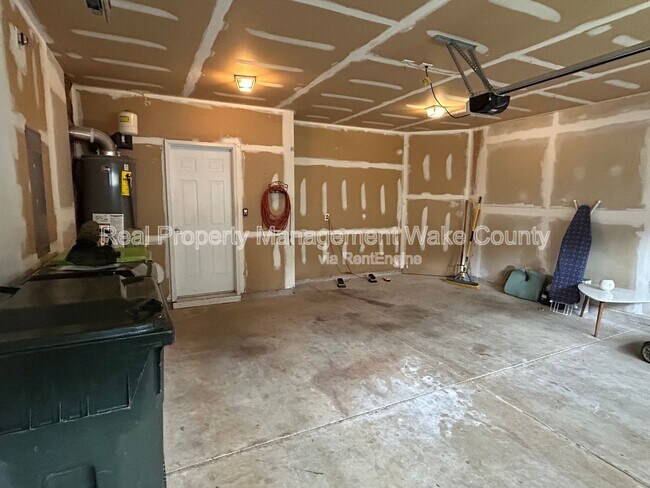 Building Photo - 2500 Valley Haven Dr