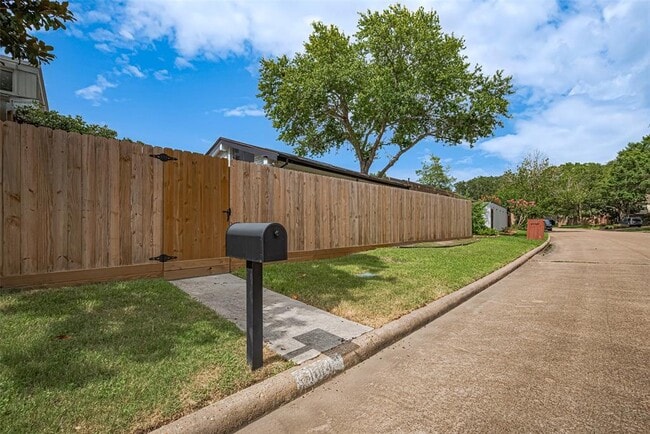 Building Photo - 1014 Fleetwood Pl Dr