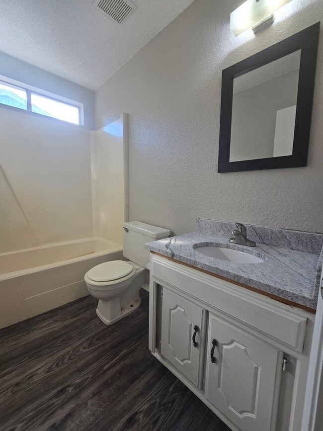 Building Photo - 3 Bedroom 2 Bath home in Shawnee!