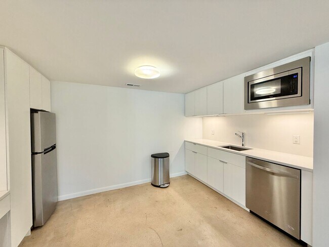 Building Photo - **OFFERING WAIVED APPLICATION FEES & $200 MOVE IN PROMOTION** Luxurious 4BD, 3BA Raleigh Home wit...