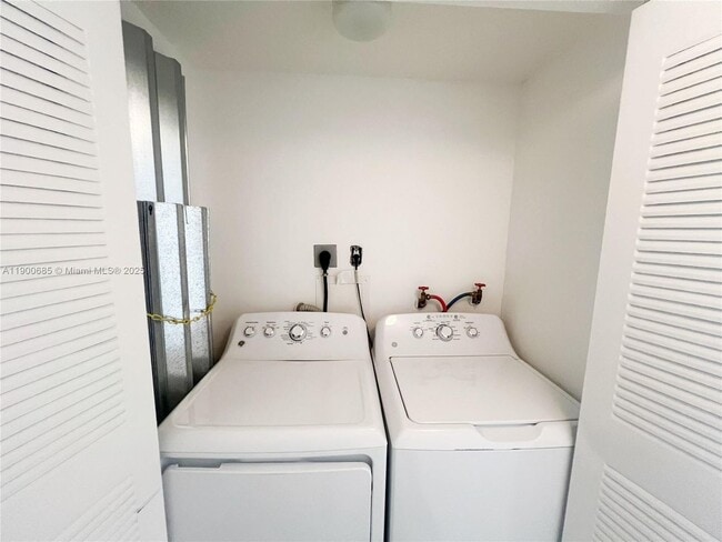 Building Photo - 9340 Fontainebleau Blvd