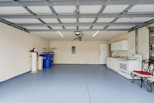 Building Photo - 2819 Maguire Dr