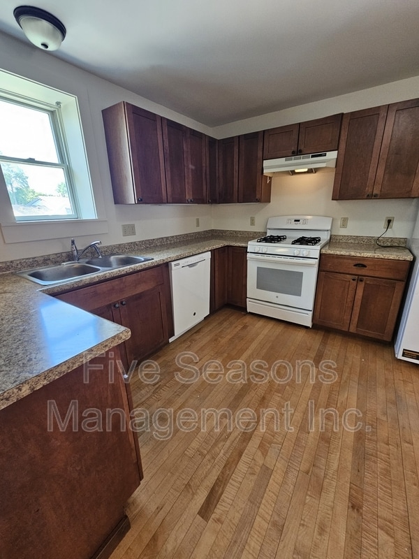 Building Photo - 49 Intervale Ave