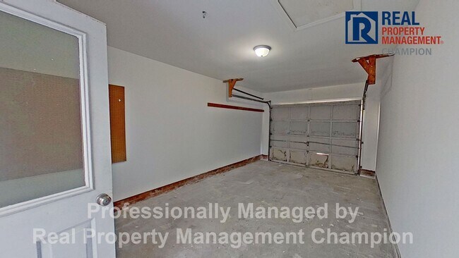Building Photo - Beautifully 2 BD/1.5 BA End Unit Townhouse w/Garage