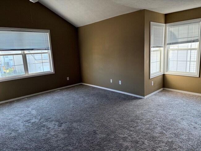 Building Photo - Great 2 BR 4 bathroom townhouse in Bloomington