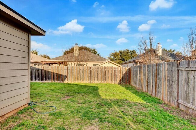 Building Photo - 356 Housefinch Loop