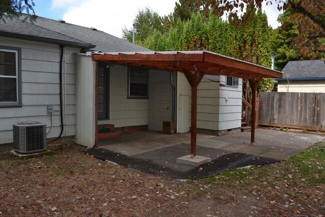 Building Photo - Quaint two-bedroom charmer in Northeast Salem