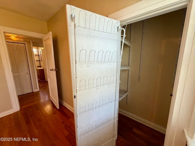 Building Photo - 625 Meteor St