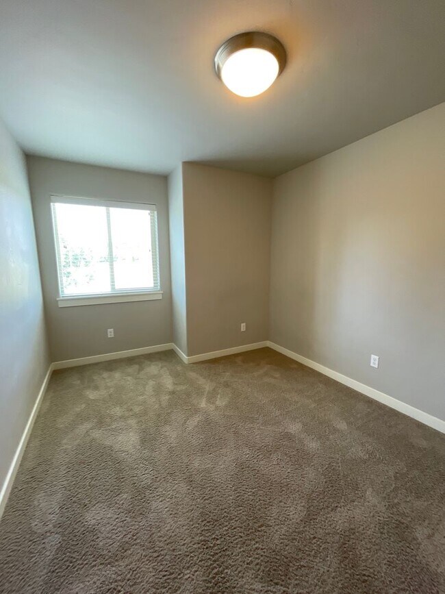 Building Photo - 3 Bedroom Townhome  in SW Redmond  - Parkl...