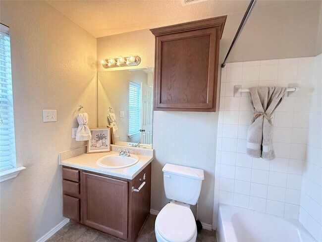 Building Photo - 520 Rolling Oak Dr