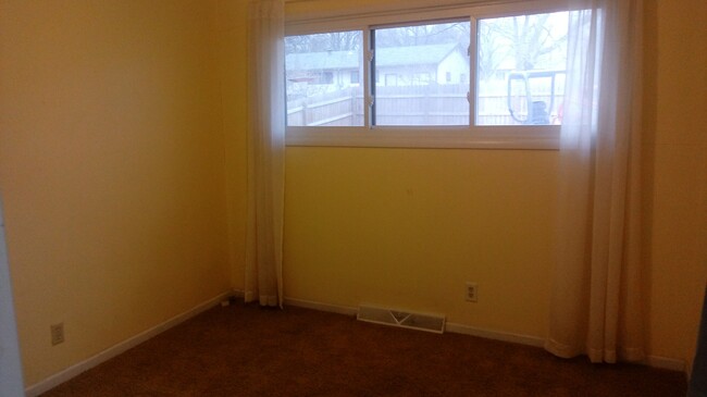 Building Photo - 3BR rancher with appliances and garage. Pr...