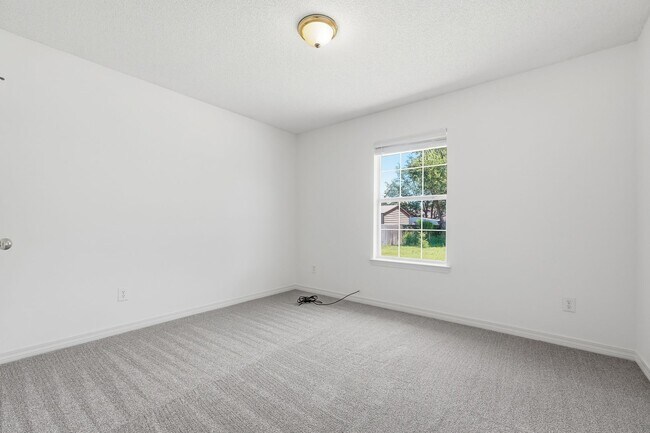 Building Photo - 2030 Hawthorne Dr
