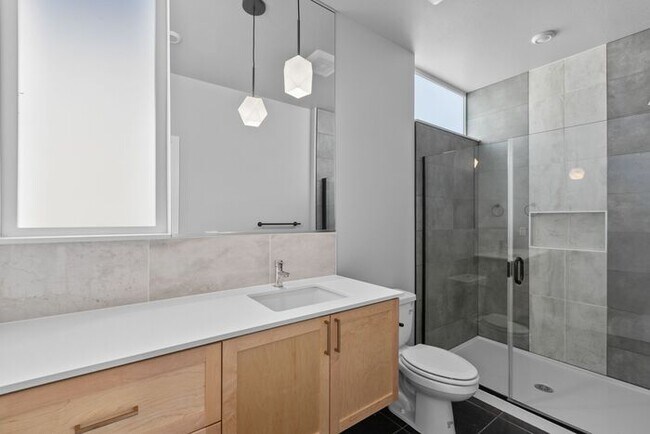 Building Photo - Stunning Othello Park Designer Townhome wi...