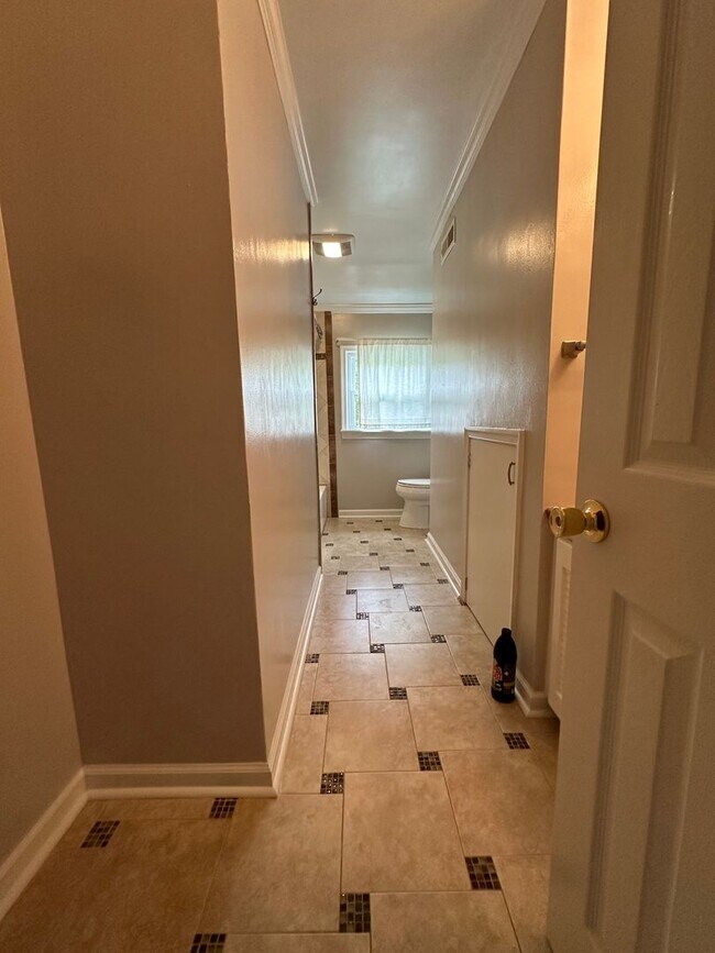 Building Photo - Pembroke Manor-4 bedroom 2.5 bath Single f...