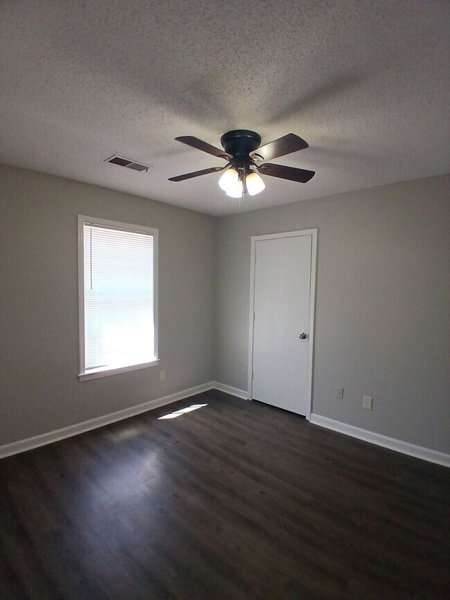 Building Photo - Charming 3BR/2BA in Riverdale | Modern LVP