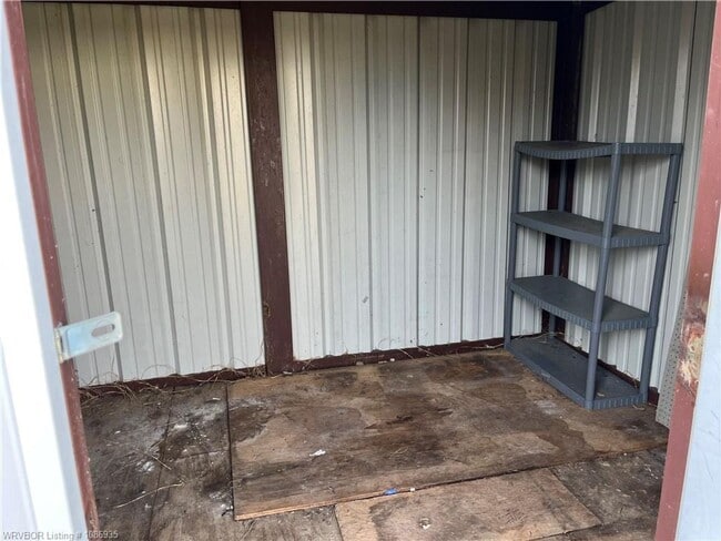 Building Photo - House: 3 Bed, 1.5 Bath, 1 Car Carport.