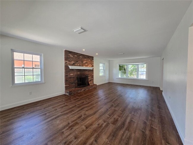 Building Photo - 300 Cypress Creek Cir