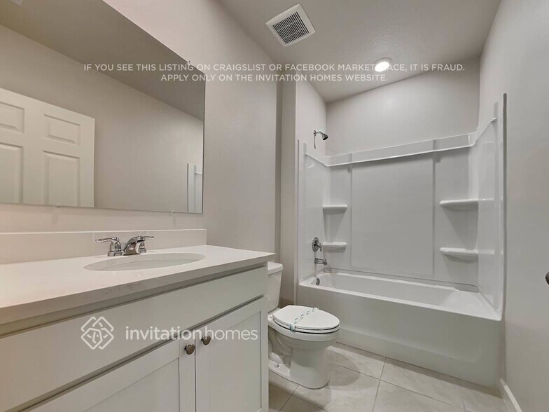Building Photo - 2524 Emerson Dr