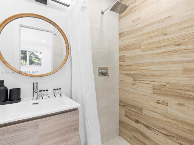 Building Photo - 4121 SW 54th Ct