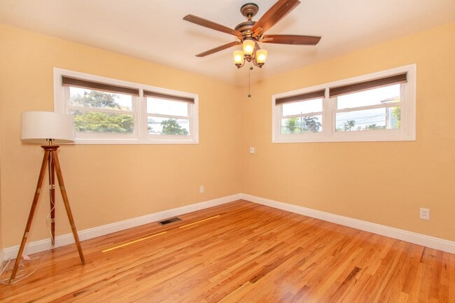 Building Photo - Well Maintained & Bright Detached 2 bed / 1 bath Home In Quiet Neighborhood of North Park - Peak ...