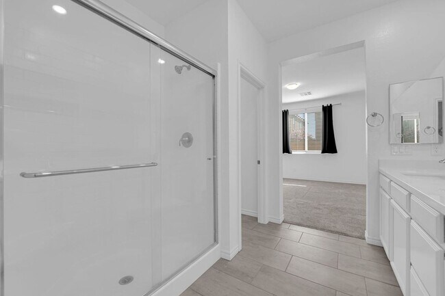 Building Photo - 3 bedroom home in gated community! Move in...