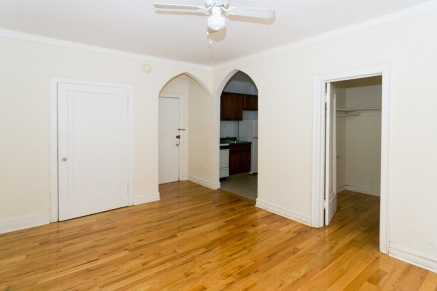 Building Photo - 4842 N Damen Ave