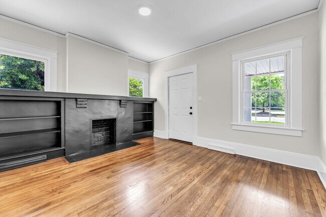 Building Photo - Four Bedroom 2 bath House with office on W Friendly Ave in Greensboro-near UNCG