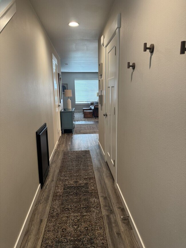 Building Photo - Furnished Hermiston Rental