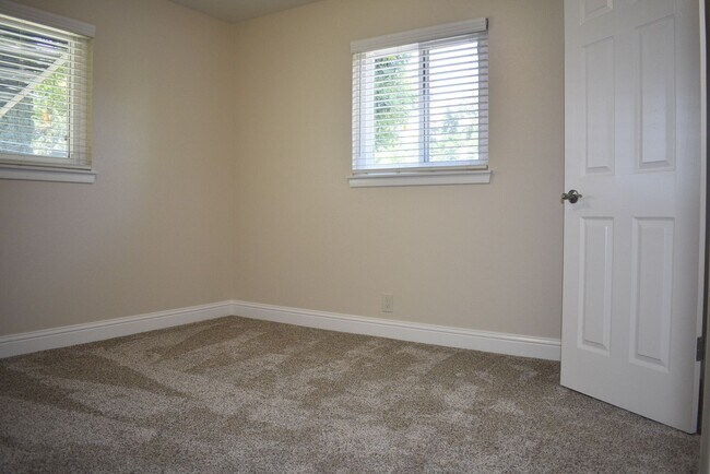 Building Photo - 5150 Oak Leaf Ave