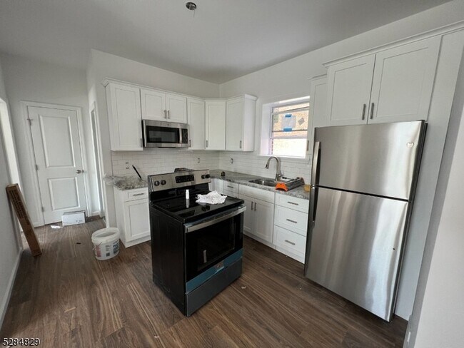 Building Photo - 412-416 Bloomfield Avenue Unit 21