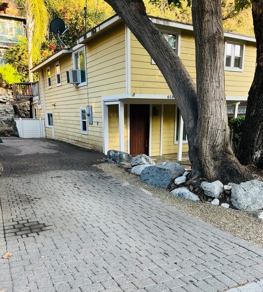 Building Photo - 618 Woodland Dr