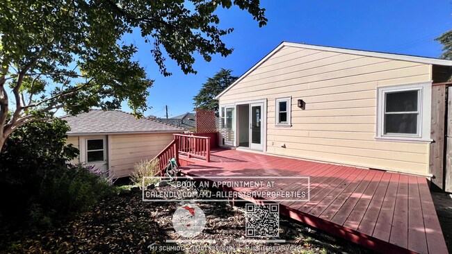 Building Photo - Spacious 2 bedroom Home w/ Backyard, Garage, and pet friendly!