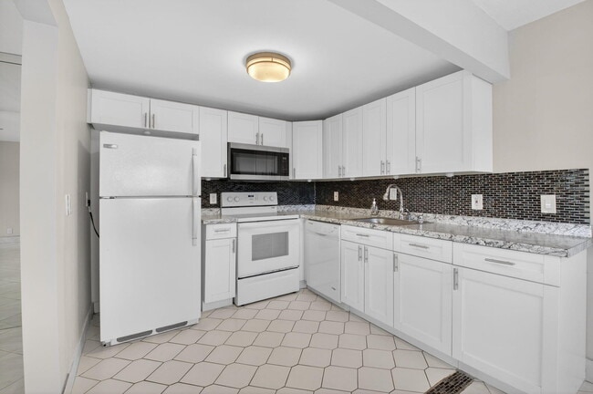 Building Photo - 195 Brittany F