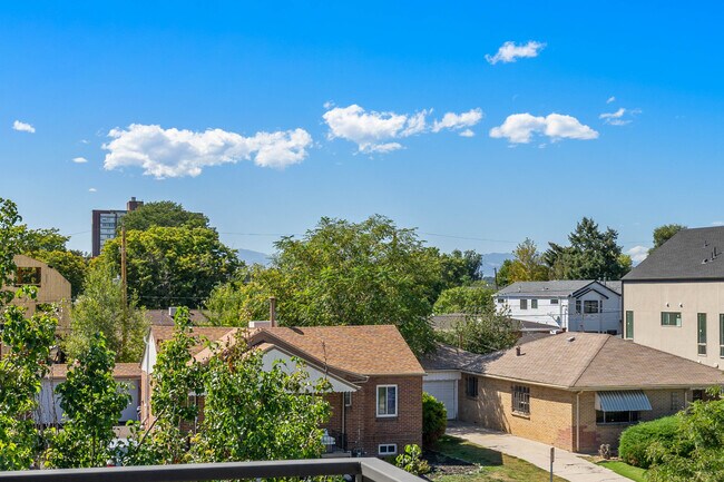 Building Photo - 1544 Utica St