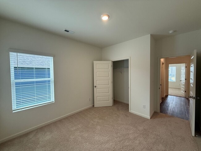 Building Photo - Springville Schools One Level 4 Bedroom / 3 Bathroom/ 3 Car Garage