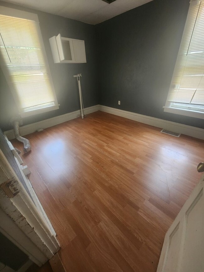 Building Photo - Huge 5 bed 2 bath home for rent