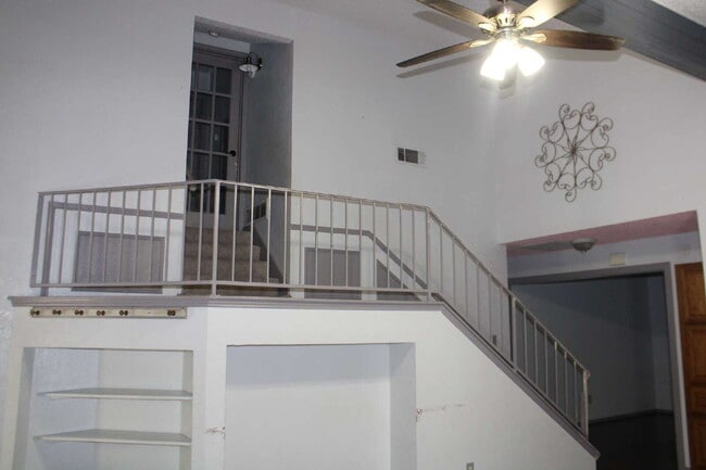 Building Photo - 915 W Lovers Ln