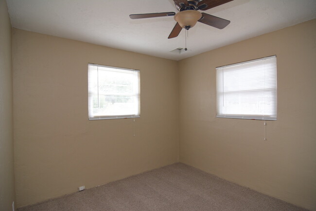 Building Photo - Remodeled 3 Bedroom 1 Bath House! Central ...