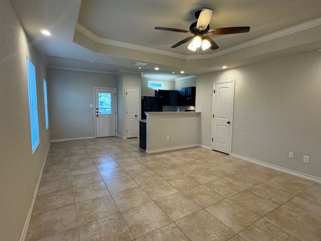 Building Photo - Super Nice! This Lovely 3 Bedroom 2 Bath T...