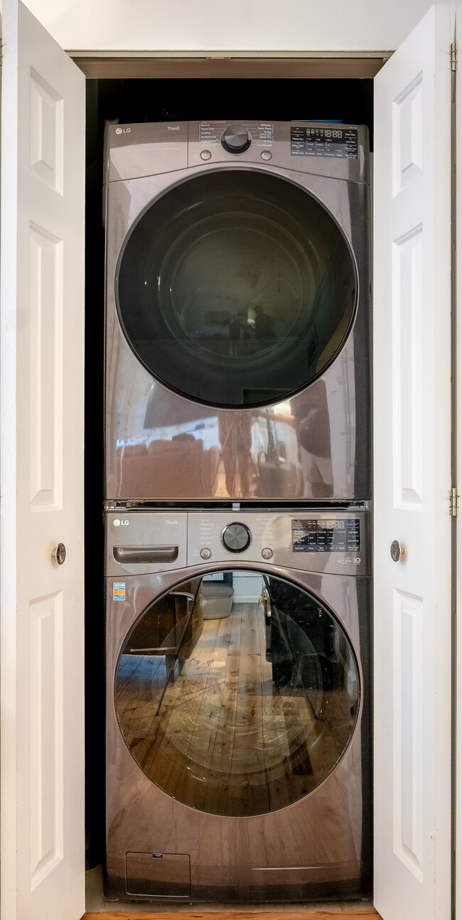 Building Photo - 531 Longshore Dr