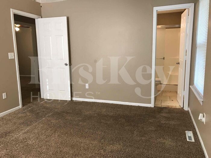 Building Photo - 539 NE Summit Dr