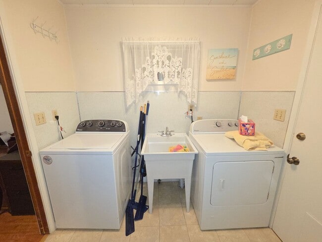 Building Photo - Spacious 2 Bedroom 2 Baths Spanish Charmer!